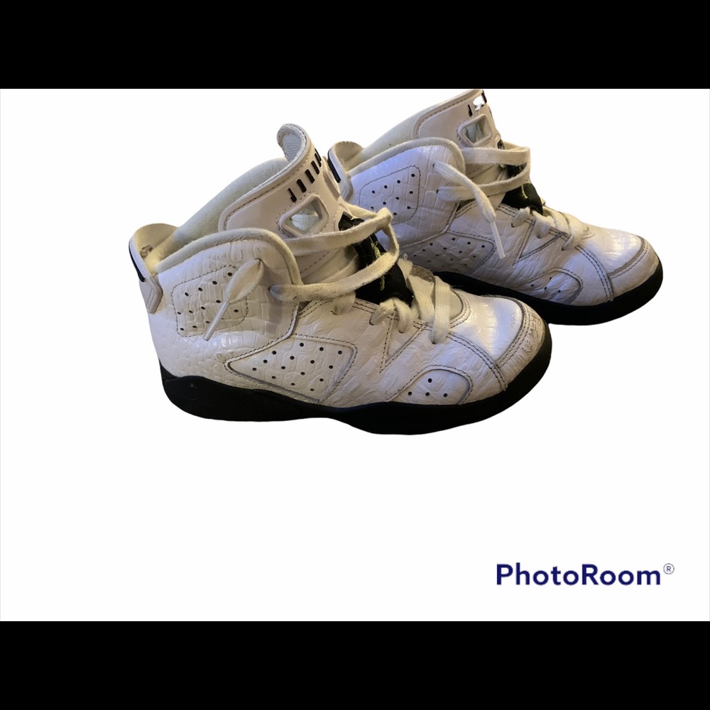 Boys Nike Jordan white/black 🏀 shoe size 1Y